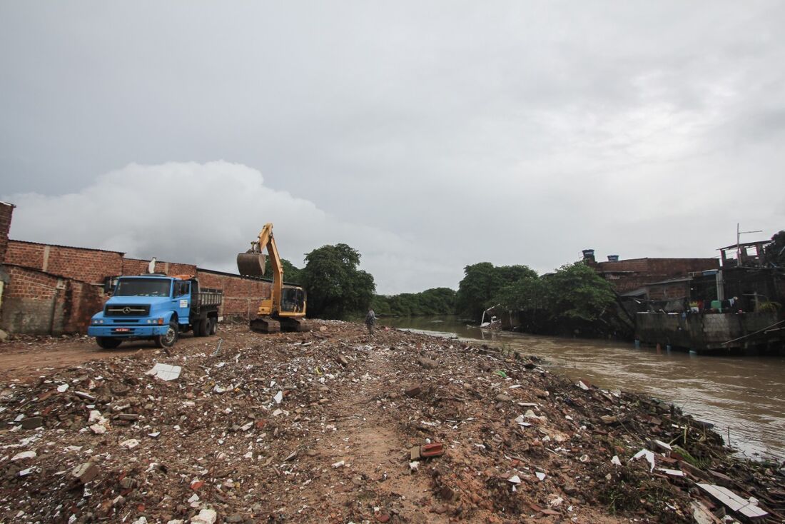 Obra começou com demolição de imóveis na beira do rio