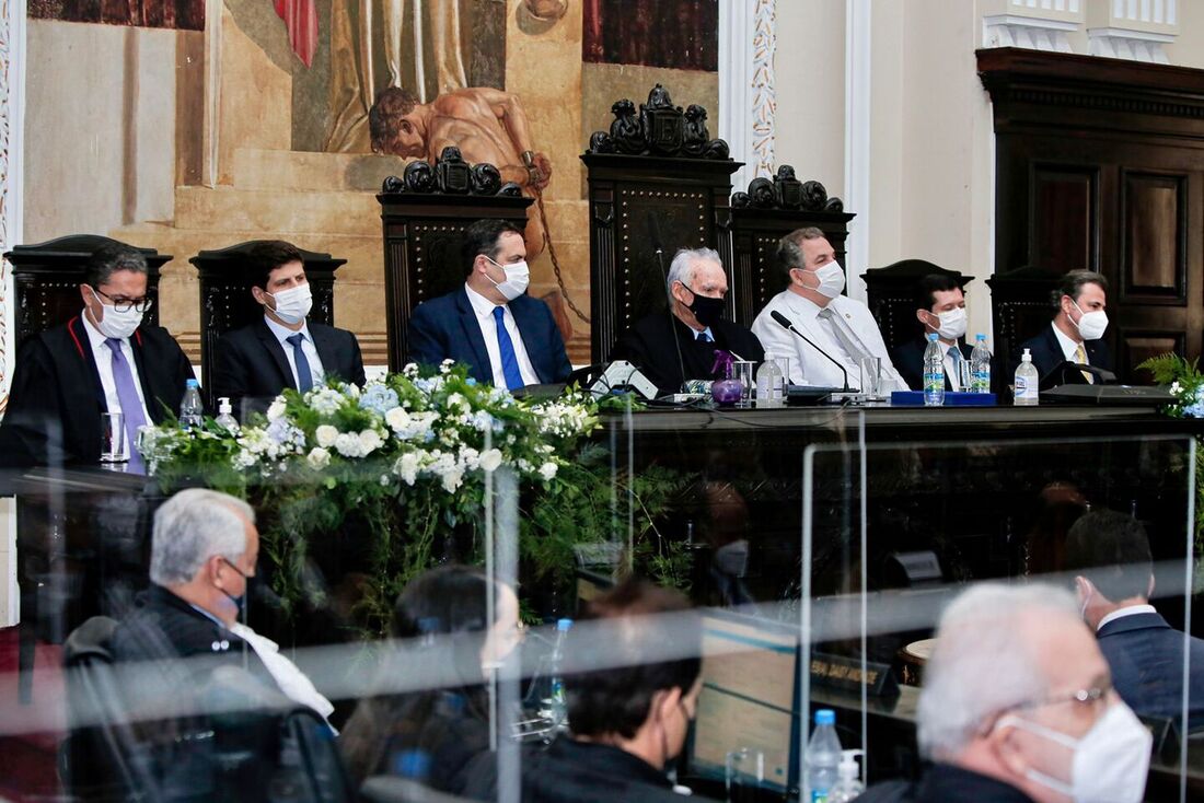 Da esquerda para a direita, procurador-geral do MPPE, Paulo Augusto de Freitas Oliveira; o prefeito do Recife, João Campos; o governador do Estado, Paulo Câmara; o 1º vice-presidente do TJPE, Antenor Cardoso; o presidente da Alepe, Eriberto Medeiros; o de