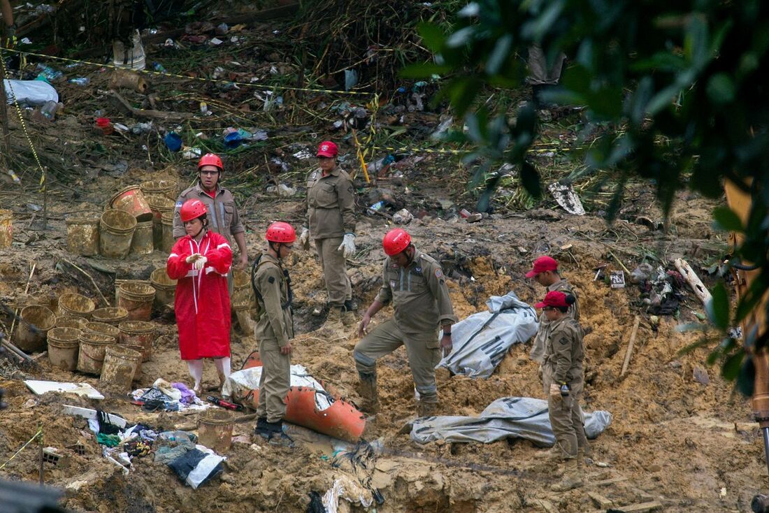 Buscas por vítimas dos transtornos causados pelas chuvas na Vila dos Milagres