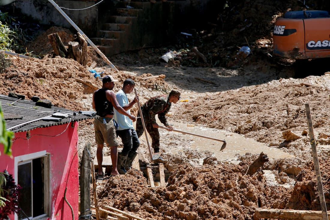 Busca pelos corpos desaparecidos na Vila dos Milagres, no Ibura