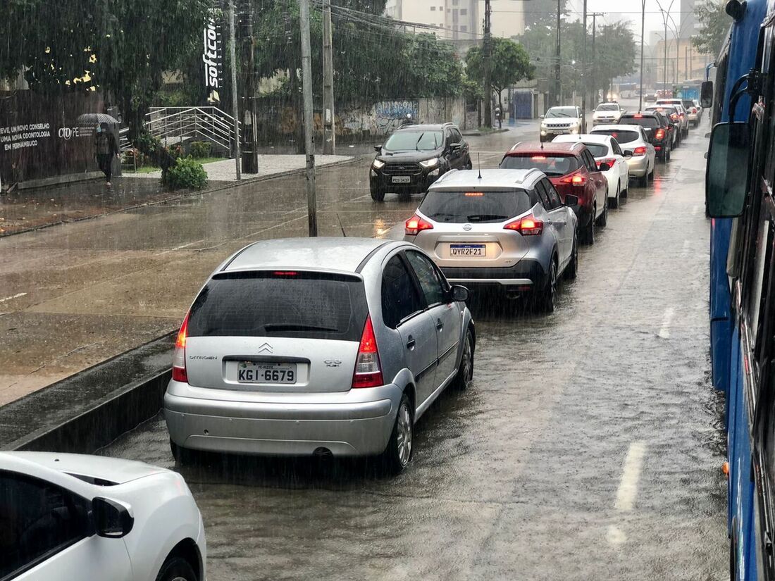 Chuvas no Recife causam pontos de alagamento na av. Norte, no Recife