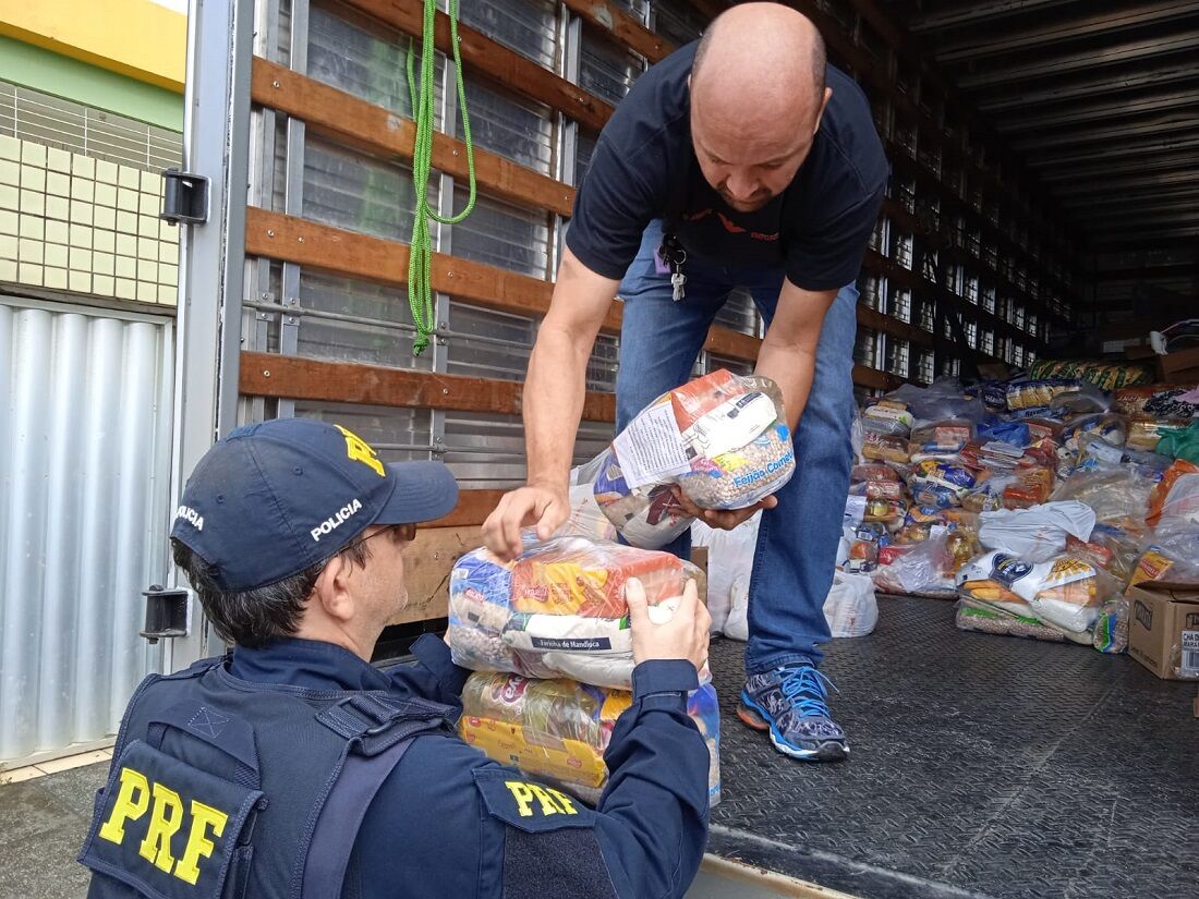 Instituições receberam duas toneladas de alimentos