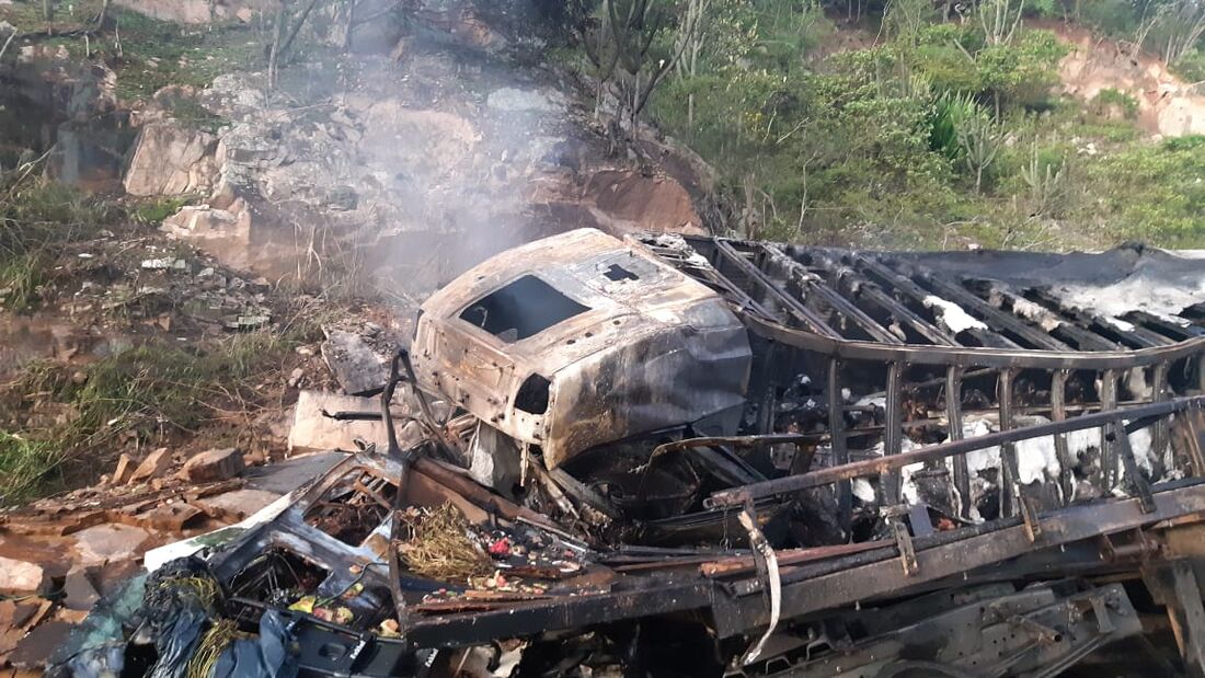 Carretas bateram e pegaram fogo em Pombos