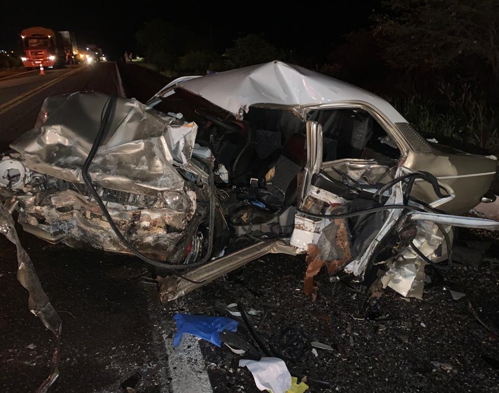 Carro ficou completamente destruído com o impacto da colisão