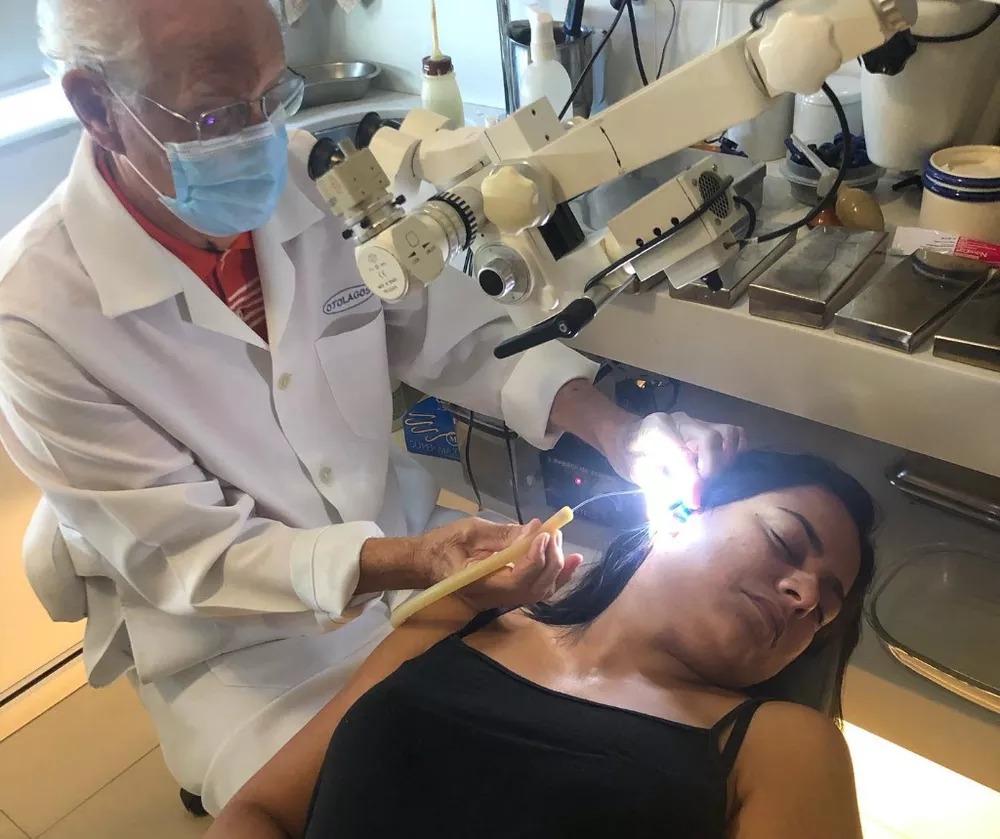 O médico André Defaveri retirou a barata do ouvido de Aline