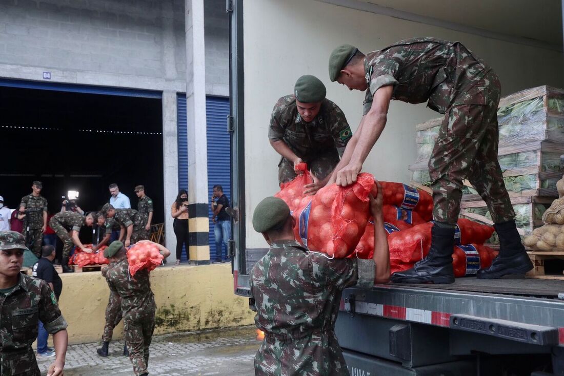 Exército Brasileiro descarrega 22 toneladas de alimentos no Ceasa-PE