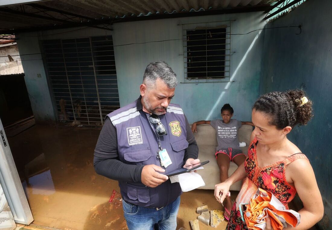 Equipes da prefeitura de Jaboatão dos Guararapes realizam cadastramento de moradores afetados pelas chuvas