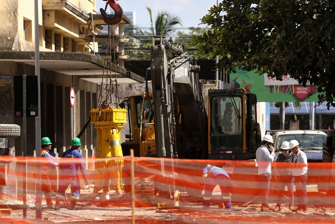 Iniciada demolição de prédio com risco de desabamento, no Bairro do Recife.