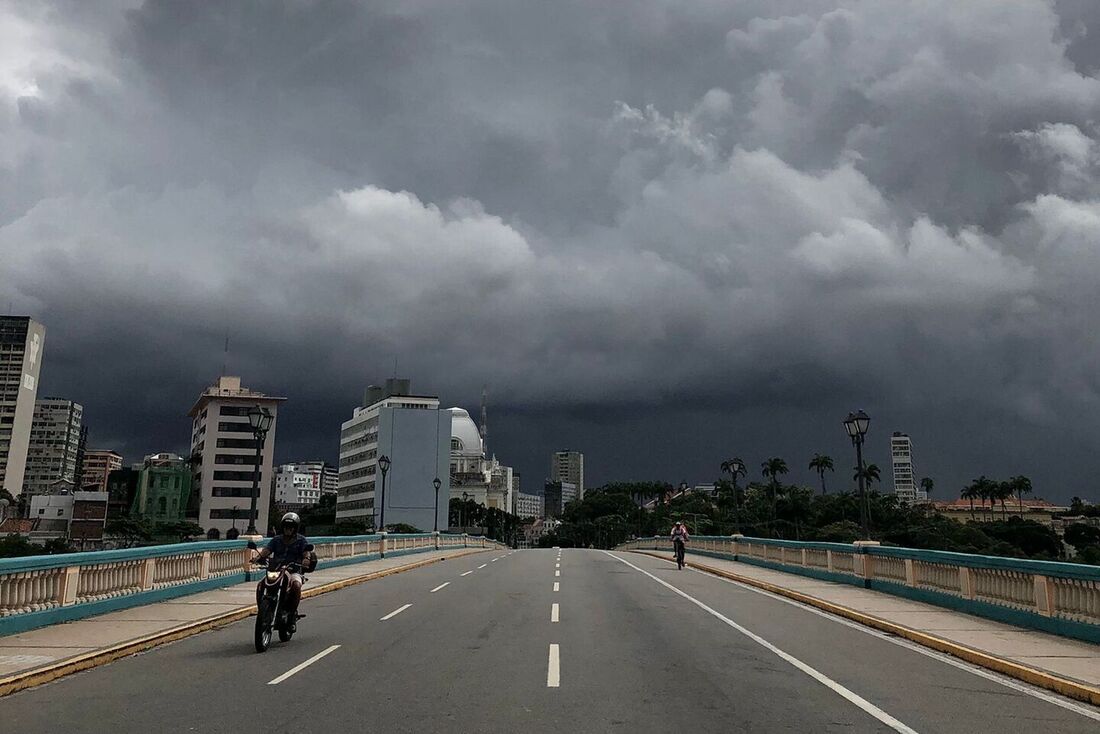 Nuvens carregadas na área central do Recife