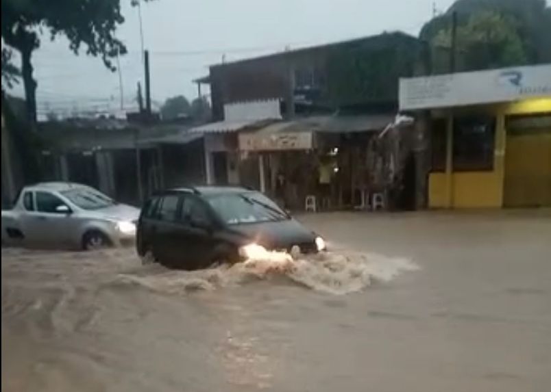 Carros enfrentam dificuldade para passar em Jardim Atlântico, em Olinda 