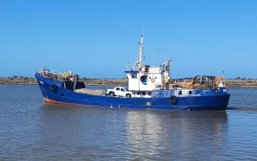 Embarcação Thaís IV atracada no Porto do Recife