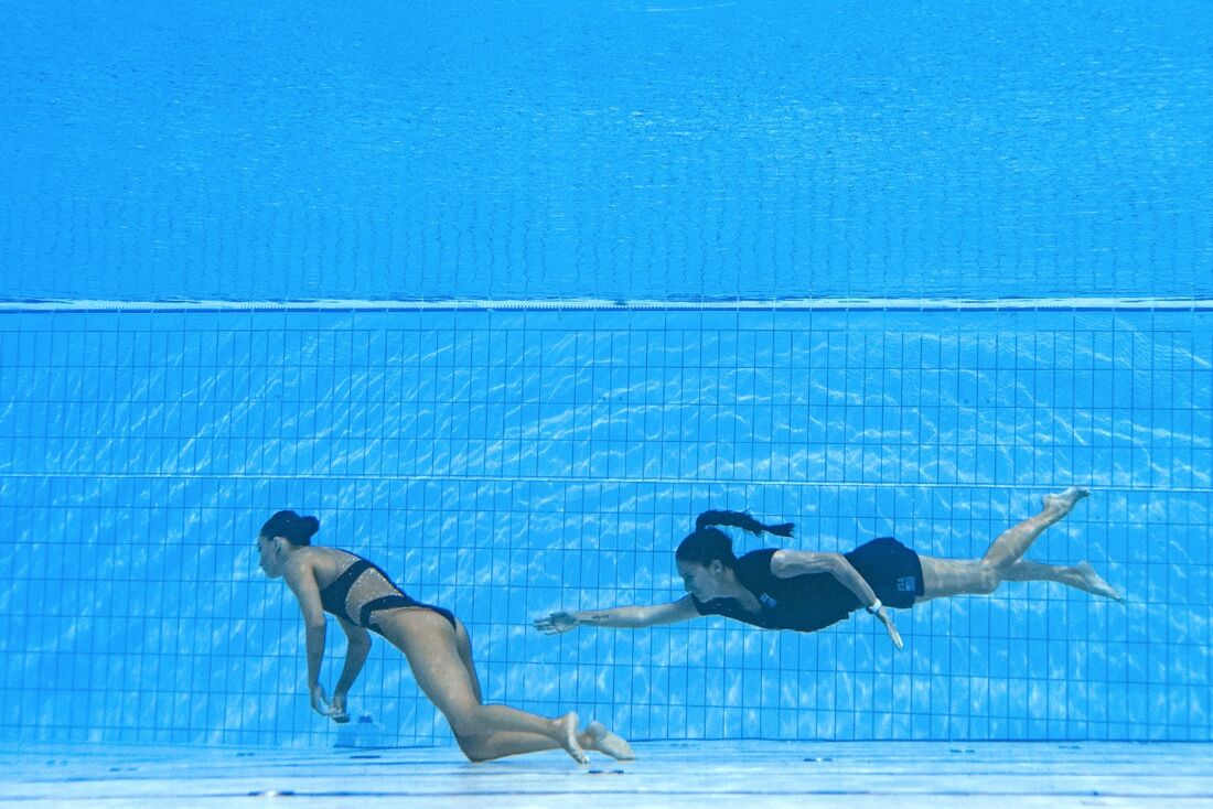 Treinadora Andrea Fuentes pulou na piscina para resgatar Anita Álvarez