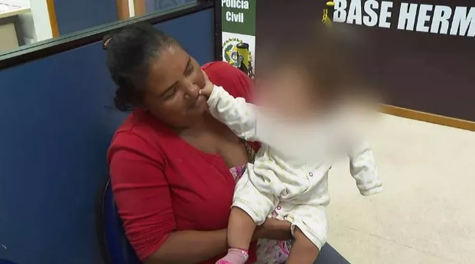 Carla Figueira de Assis com a filha de cinco meses de volta após sequestro 
