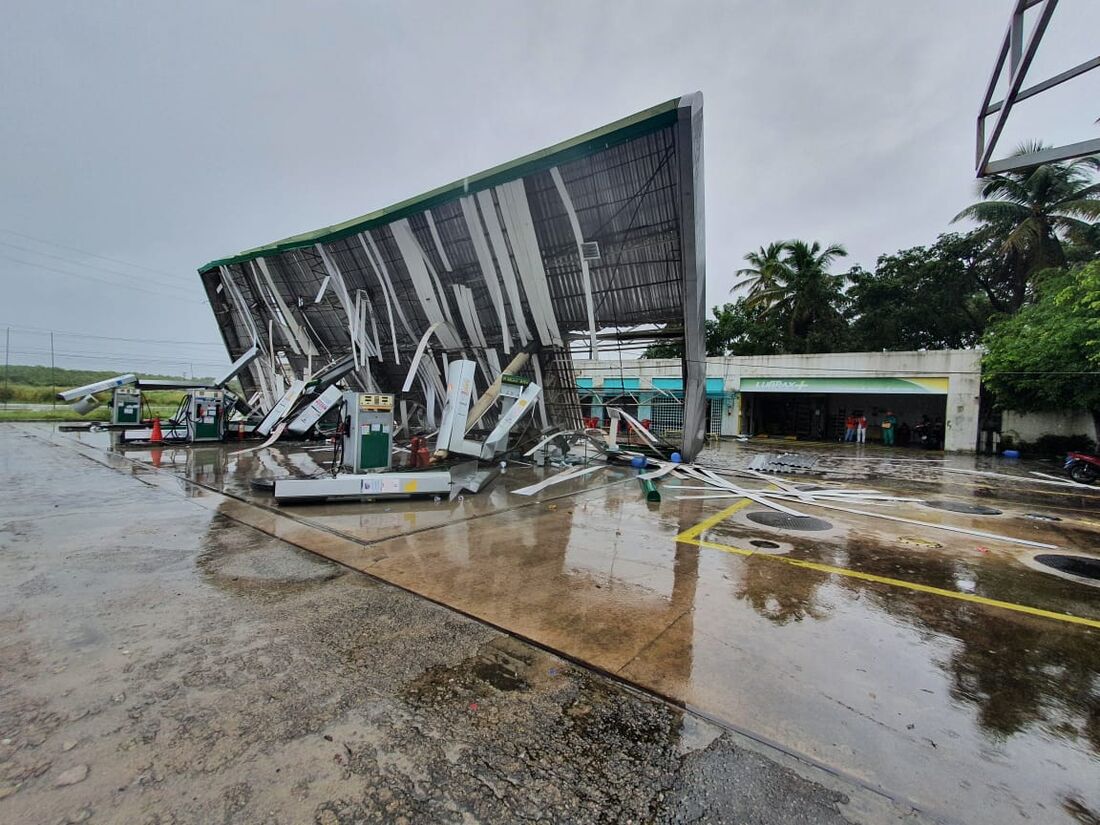 Estrutura metálica desabou em Ipojuca