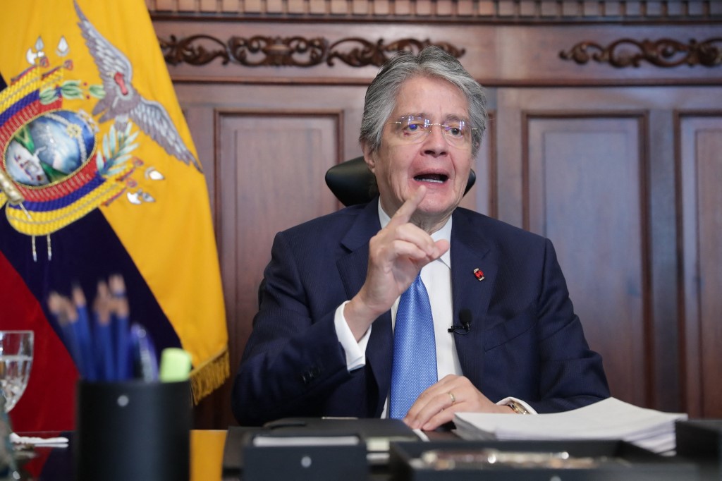 Presidente equatoriano Guillermo Lasso falando no palácio Carondelet em Quito em 28 de junho de 2022