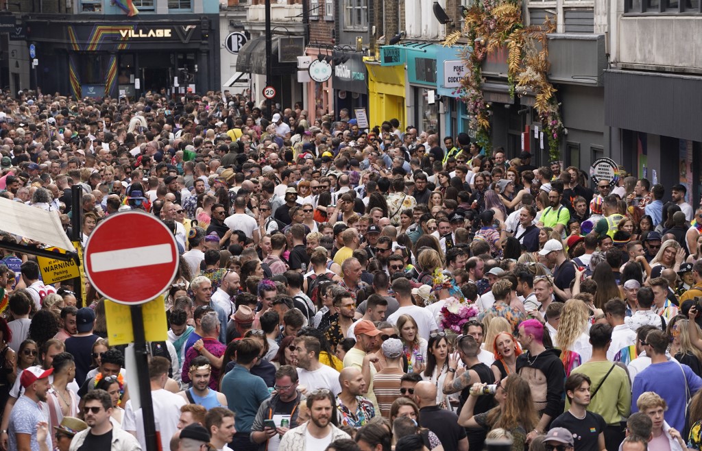 Membros da comunidade de Lésbicas, Gays, Bissexuais e Transgêneros (LGBT+) se reúnem depois de participar da Parada do Orgulho anual nas ruas do Soho, em Londres, em 2 de julho de 2022