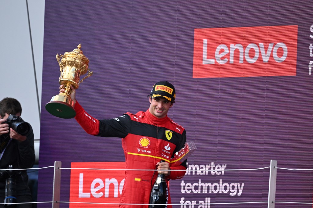 Carlos Sainz com seu troféu conquistado em Silverstone