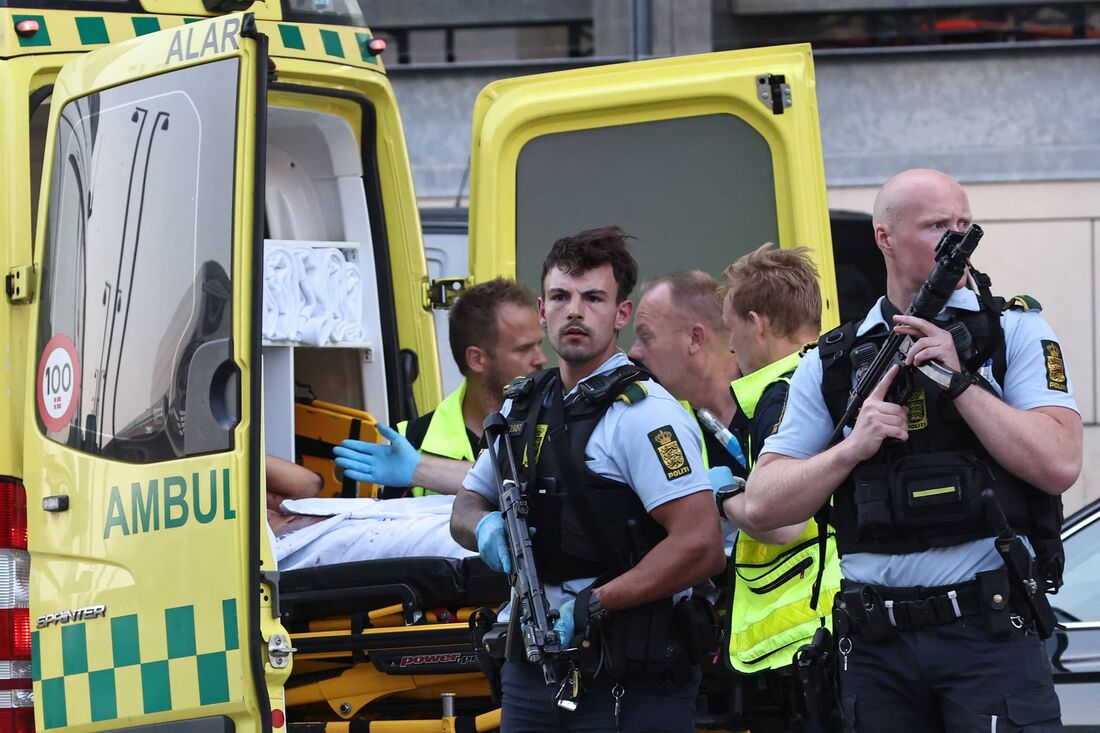 Policiais armados perto de uma ambulância que trabalhou na evacuação do shopping onde aconteceu um tiroteio em Copenhague