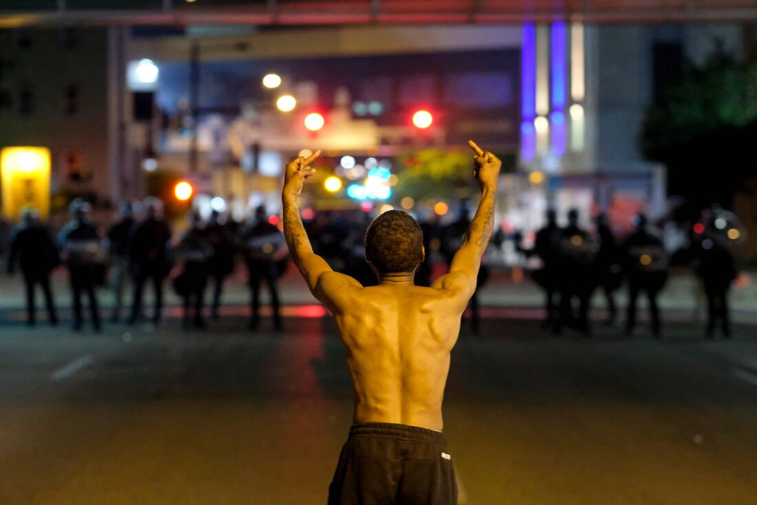 Um manifestante enfrenta tropas policiais em protestos em Akron pelo assassinato de Jayland Walker