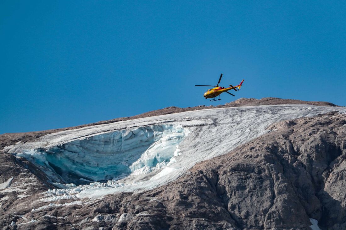 Helicópteros e drones sobrevoam o local do deslisamento a procura das vítimas