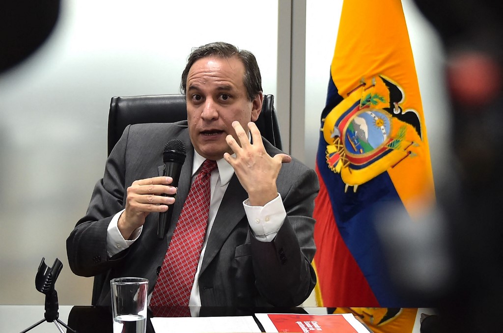 Agora ex-ministro da Economia do Equador, Simon Cueva, fala durante entrevista coletiva em Quito