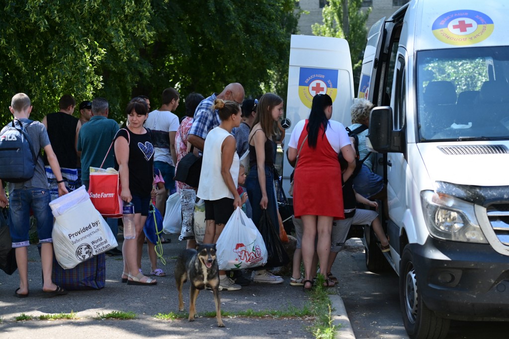 Residente da cidade ucraniana de Sloviansk  são evacuados nesta quarta-feira (6)