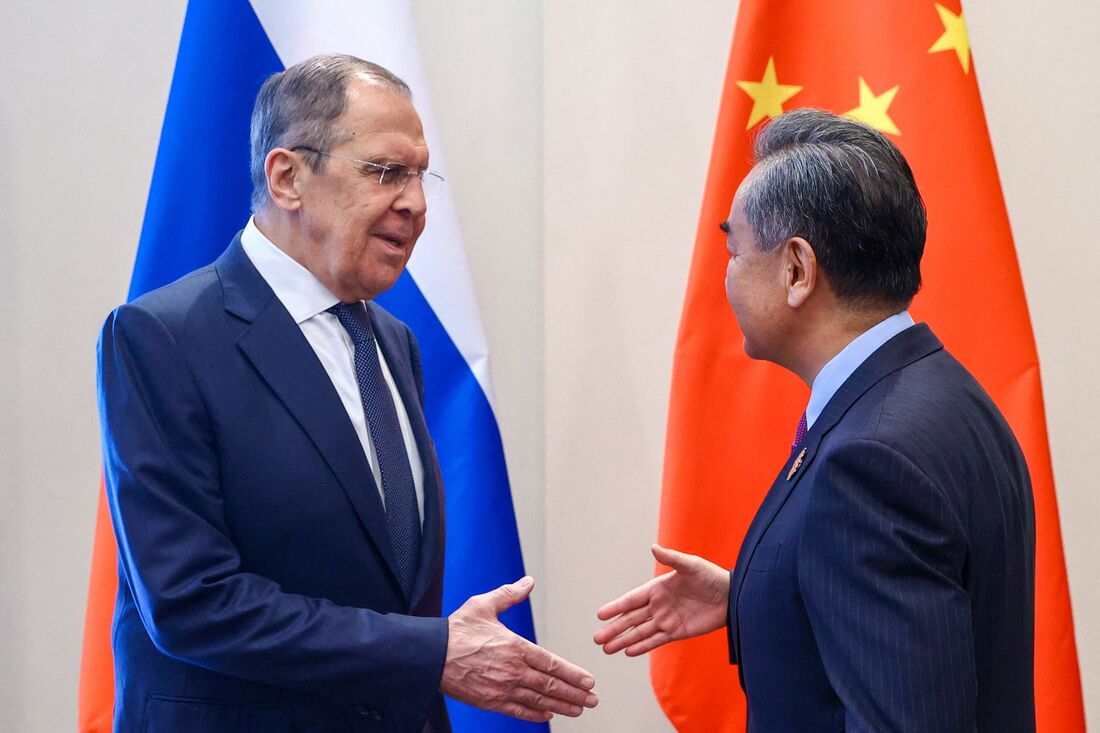 Ministros das Relações Exteriores da Russia e da China Wang Yi eSerguei Lavrov