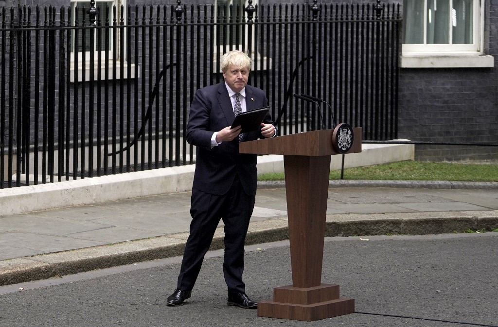 O primeiro-ministro da Grã-Bretanha, Boris Johnson, faz uma declaração em frente à 10 Downing Street, no centro de Londres, em 7 de julho de 2022