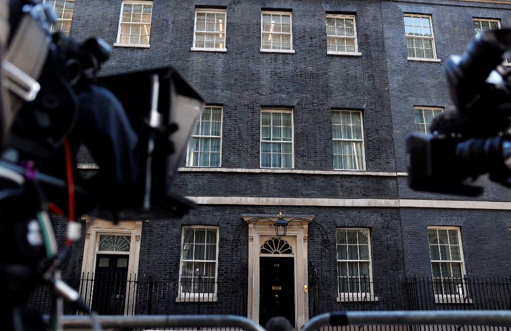 Câmeras em frente a Downing Street, residência oficial do primeiro-ministro britânico