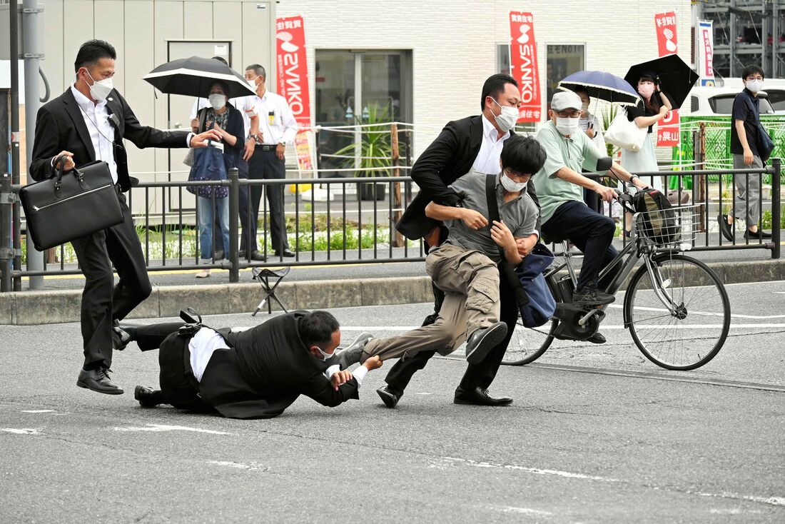 A polícia japonesa segurando um homem suspeito do assassinato do ex-premiê japonês Shinzo Abe