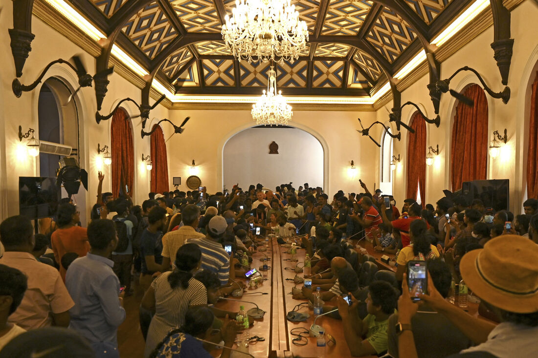 Protestantes dentro da residencia presidencial em Sri Lanka