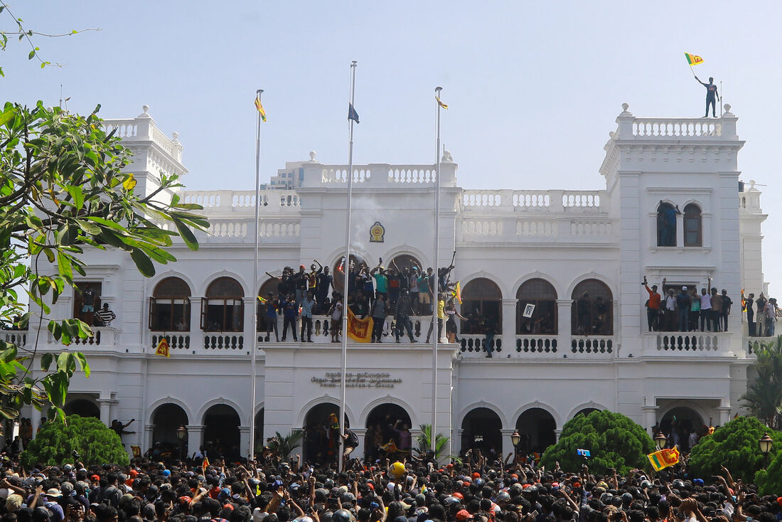 Manifestantes invadiram a residência do primeiro-ministro do Sri Lanka