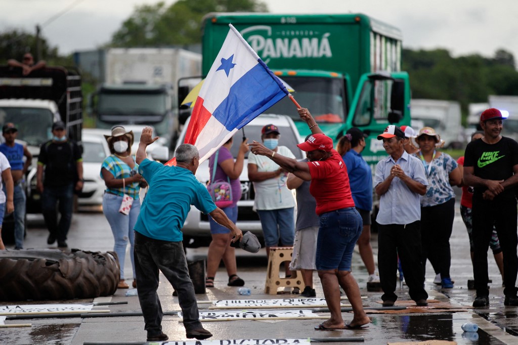 Manifestantes bloqueiam rodovias em protesto contra o aumento da inflação e a corrupção no Panamá 