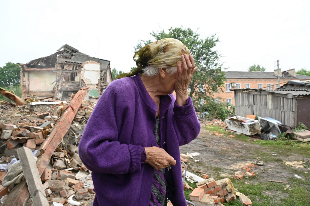 Ucraniana chora destruição em sua terra natal