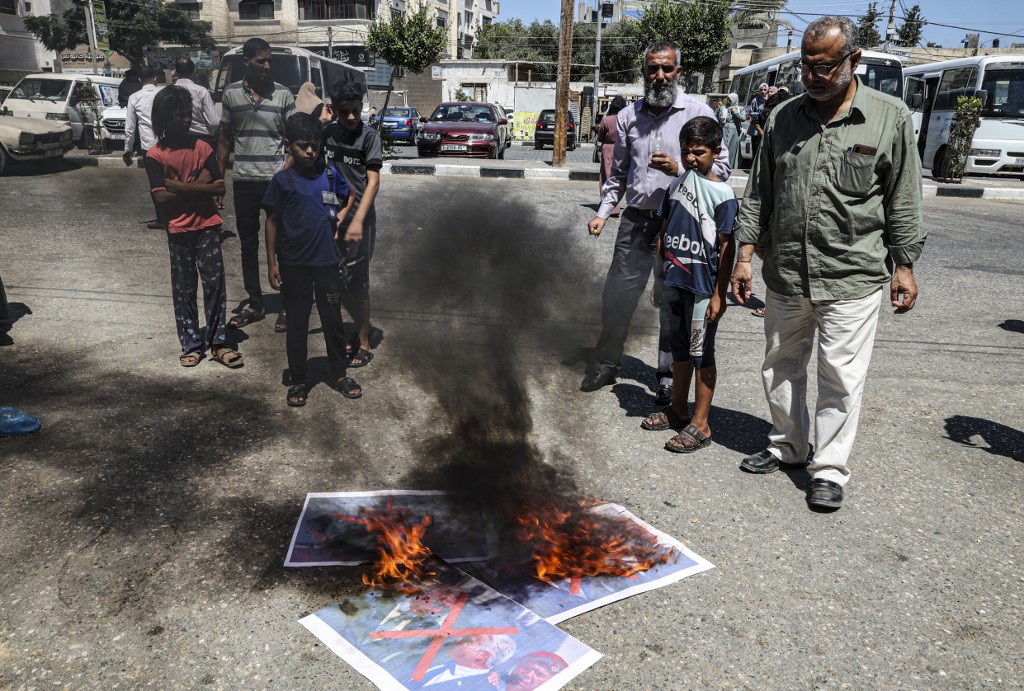 Palestinos ateam fogo em imagens do presidente americano, Joe Biden