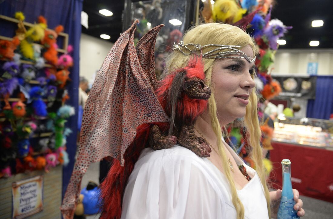 Mulher faz cosplay de Daenerys na Comic Con, nos Estados Unidos