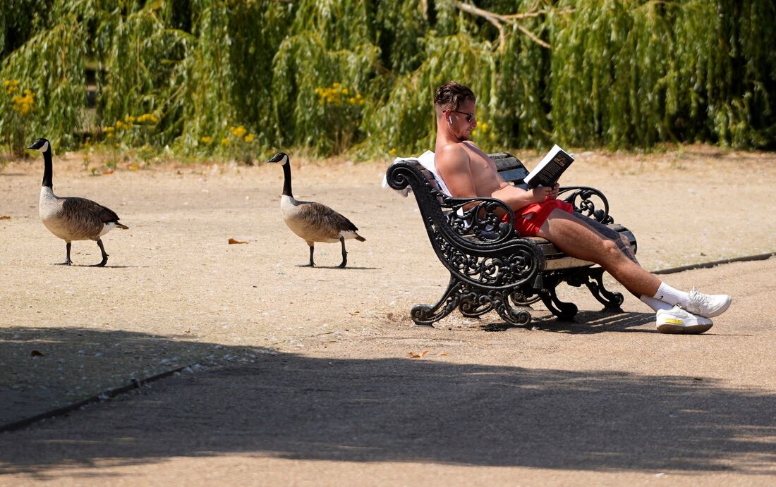 Homem a beira de um lago no Reino Unido