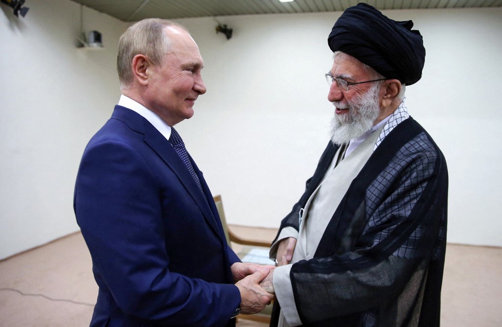 Presidente russo, Vladimir Putin e o líder supremo do Irã, o Aiatolá Ali Khamenei, em Teerã, no encontro desta terça-feira (19) 