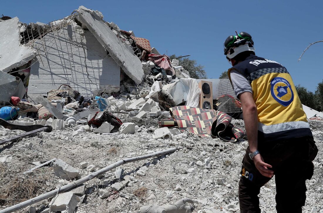 Destroços deixado pelo bombardeio russo no noroeste da Síria 