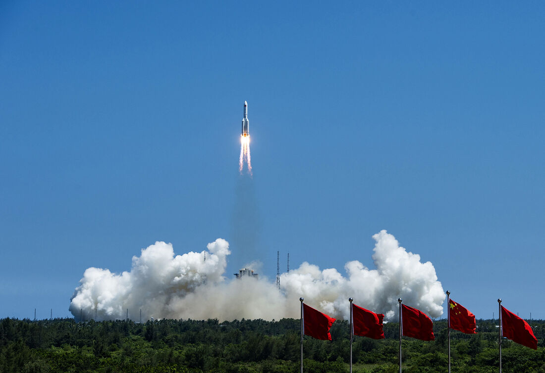 China lançou foguete neste domingo (24) com o segundo dos três módulos da estação espacial