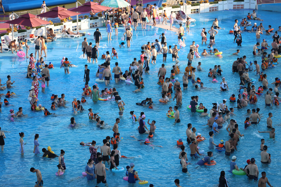 Para se refrescar, centenas de chineses correram, no domingo (24), para Xiamen, na província de Fujian