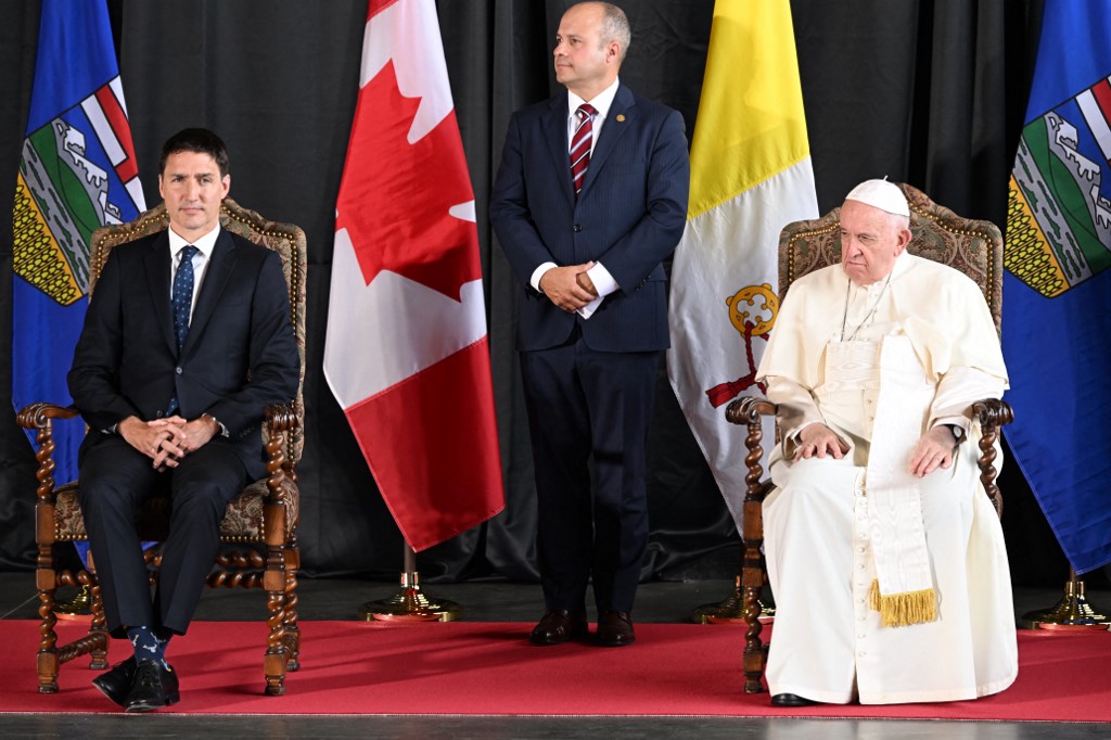 Papa Francisco (à esquerda) ao lado do primeiro-ministro canadense Justin Trudeau