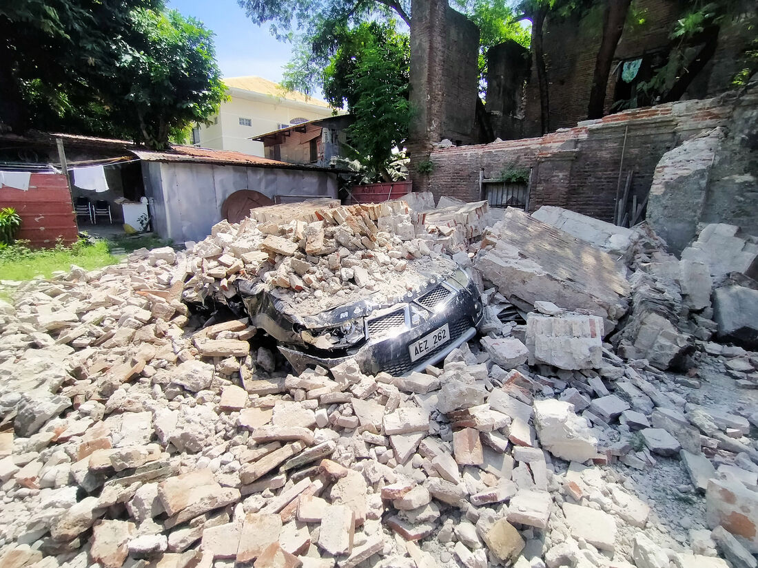 Carro atingido por destroços após o terremoto que atingiu as Filipinas nesta quarta-feira (27)