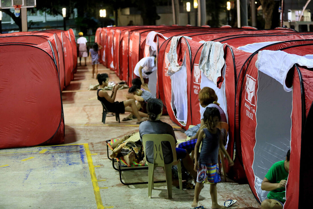 Muitos moradores dormiram fora de suas casas nas cidades atingidas pelo terremoto da quarta-feira (27)