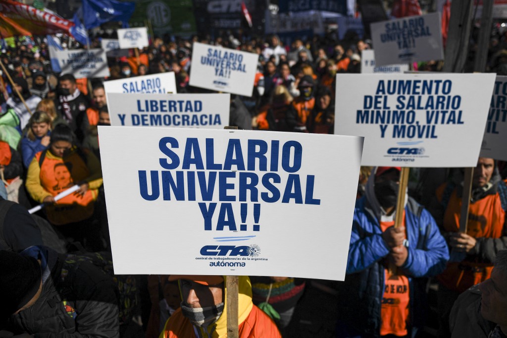 Os manifestantes se reuniram na Praça de Maio, em frente à Casa Rosada, onde o  presidente Alberto Fernández se reunia com a ministra da Economia, Silvina Batakis