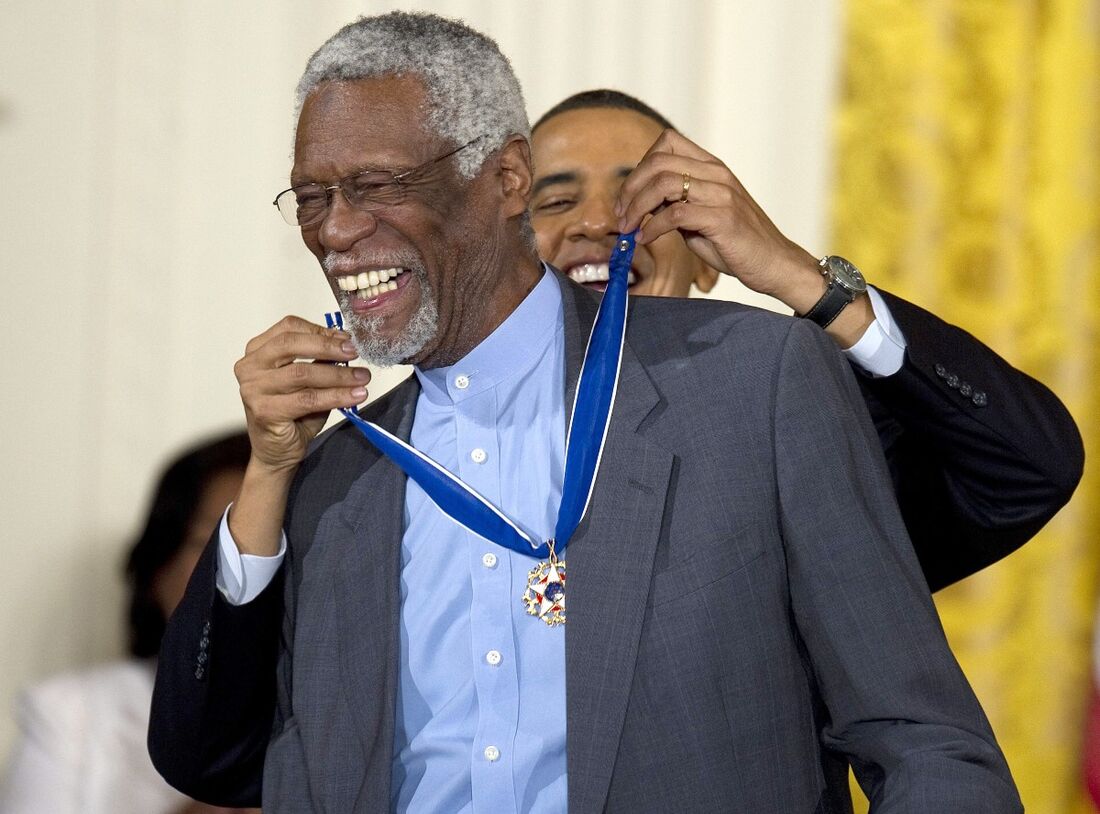 Barack Obama concede medalha para Bill Russel