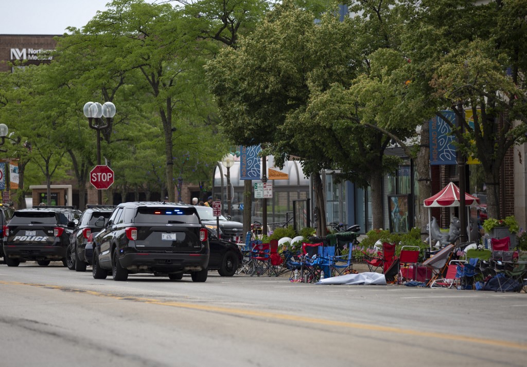 Os socorristas trabalham na cena de um tiroteio em um desfile de 4 de julho em 4 de julho de 2022 em Highland Park, Illinois. Relatórios indicam que pelo menos seis pessoas foram mortas e 19 ficaram feridas no tiroteio em massa