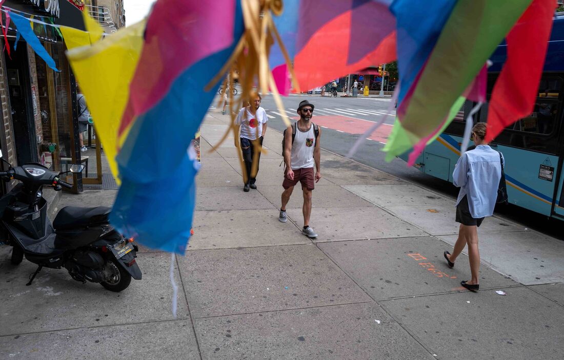 Pessoas caminham no bairro de Chelsea em Manhattan, onde uma das poucas clínicas de vacina contra a varíola dos macacos foi instalada