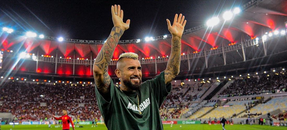 Vidal foi apresentado à torcida do Flamengo no Maracanã