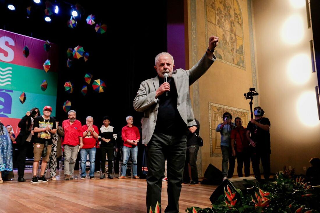 Pré-candidato a presidente, Lula discursa no Recife em encontro com setor cultural no Teatro do Parque